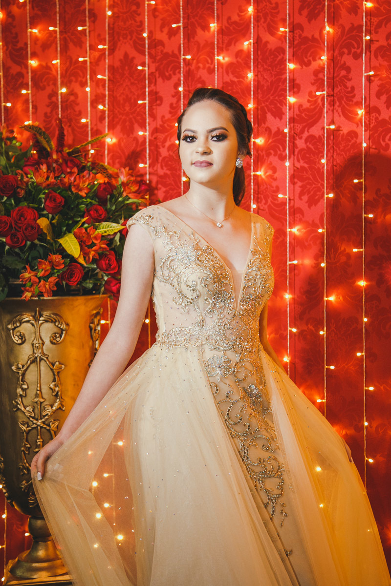 Laysa rodando seu vestido de debutante para as fotos