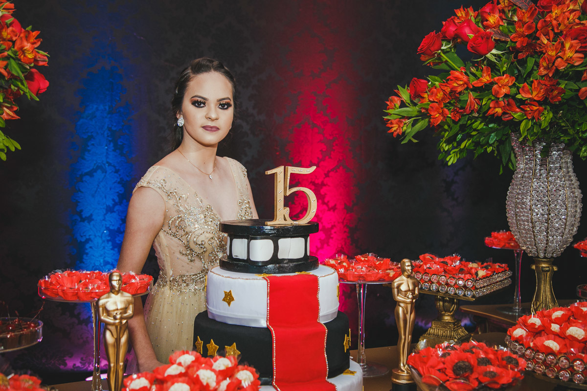 Debutante Laysa na mesa do bolo