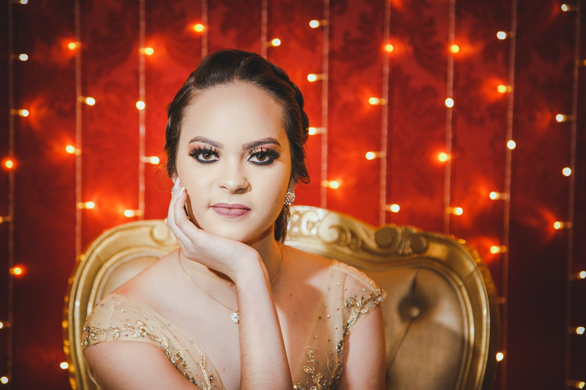 Laysa na poltrona Luiz XV, Retrato Clássico