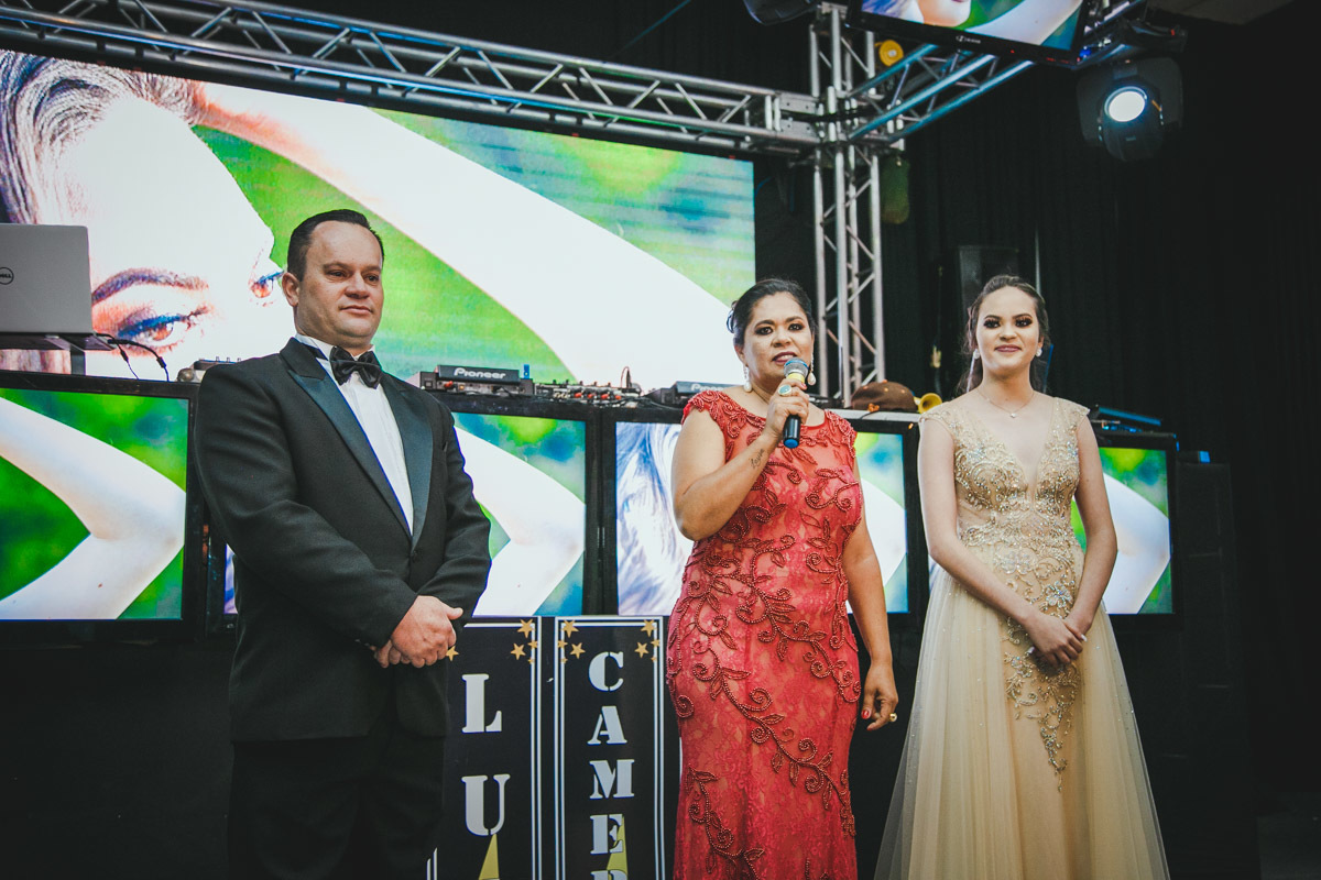 Evelise agradece os convidados 