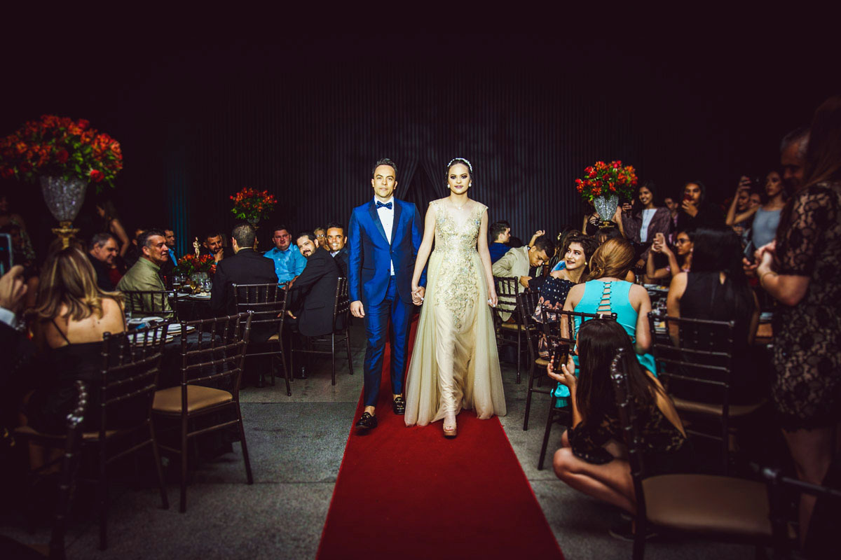 A debutante entra com seu príncipe no salão de festas para a valsa