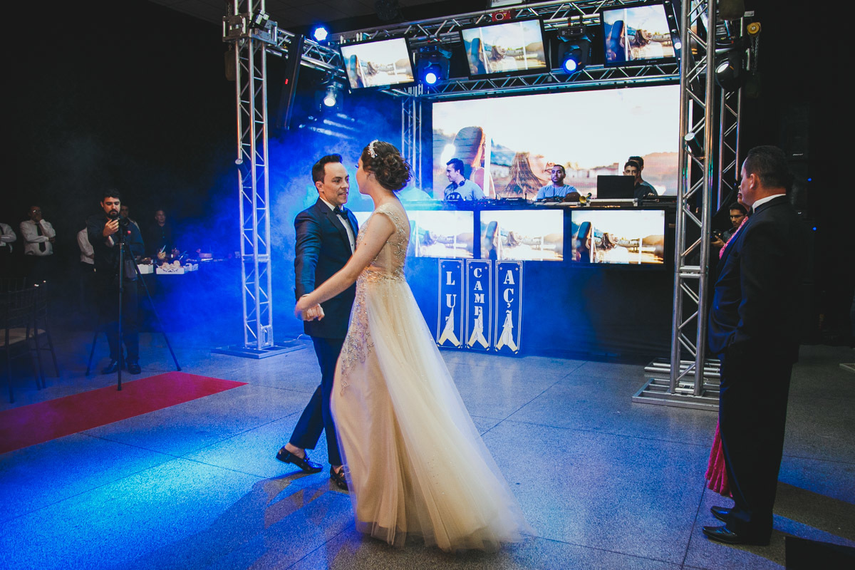 A noite de princesa durou até tarde... seu vestido estava lindo.