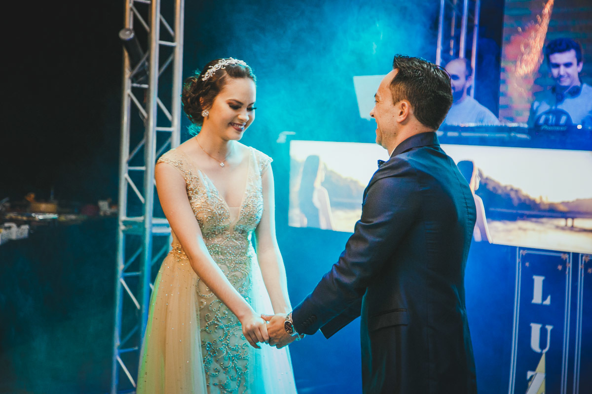 Laysa se emociona ao final da valsa