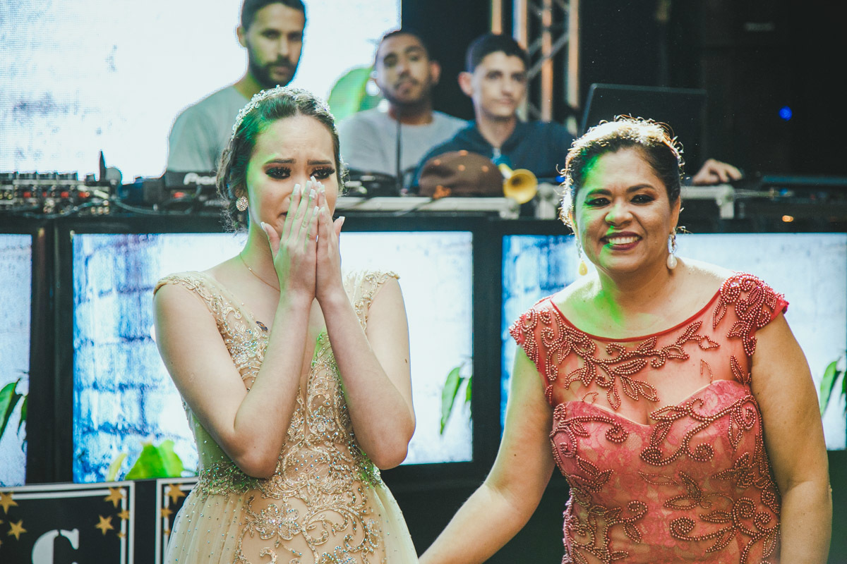 Laysa se emociona ao receber homenagens do avós.