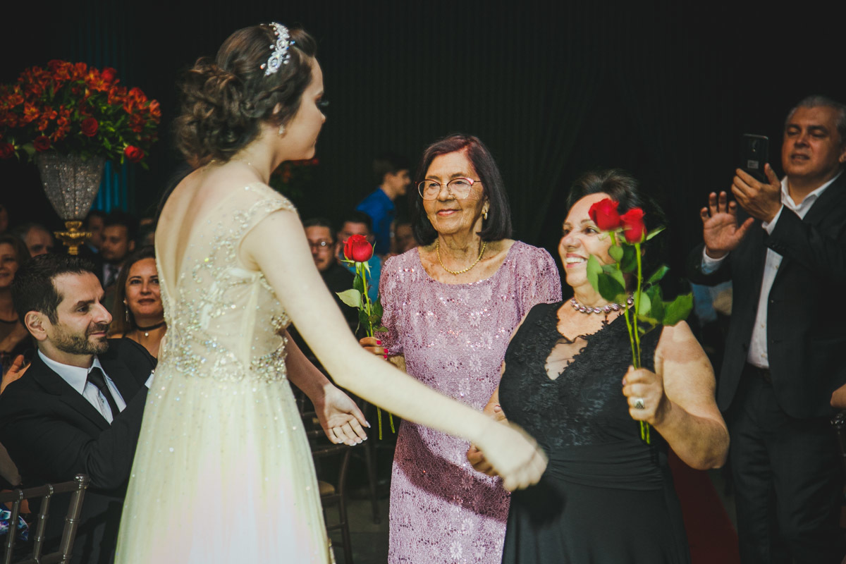 as Avós entram no salão para dar os parabéns a aniversariante Laysa.