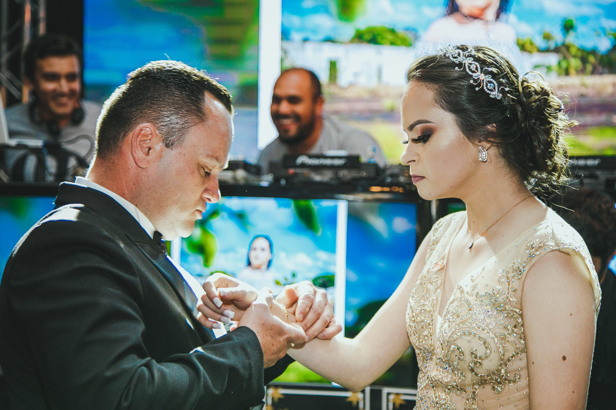 Papai Charles, entregando o presente a sua filha Laysa pelos seus 15 anos.