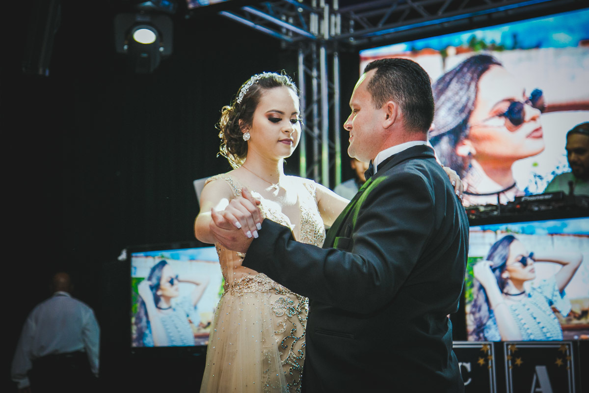 Dança com o pai da Debutante.