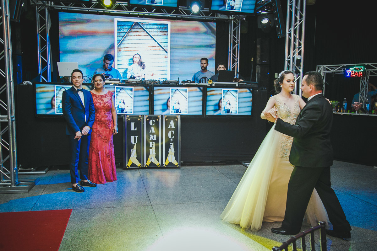 Olhada pelo príncipe e sua mãe, Laysa dança com seu pai.