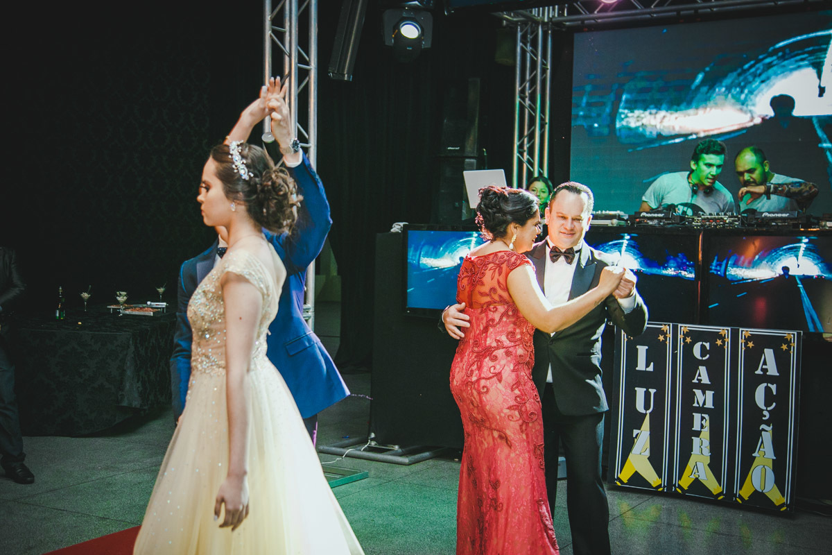 Momento em que os pais iniciam a valsa juntamente com a Laysa