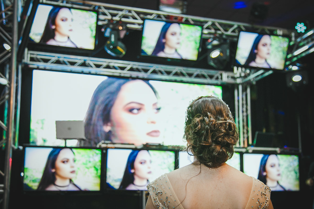 Laysa assiste pela primeira vez o videoclipe que produzimos para seu aniversário e se emociona.