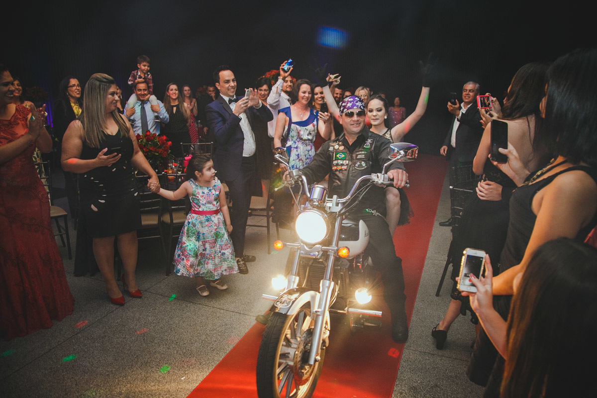 Convidados maravilhados, a Aniversariante chega pro baile de moto Custom