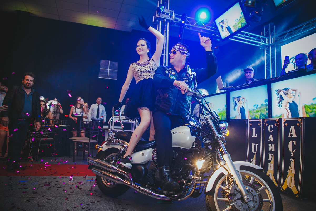 Laysa, ao som de TNT abre o baile 