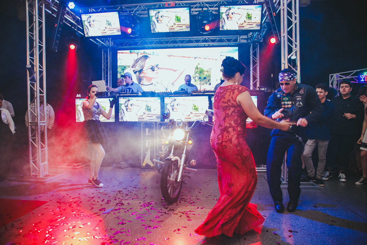 Os pais Charles e Evelise, dançam no aniversário de sua filha Laysa