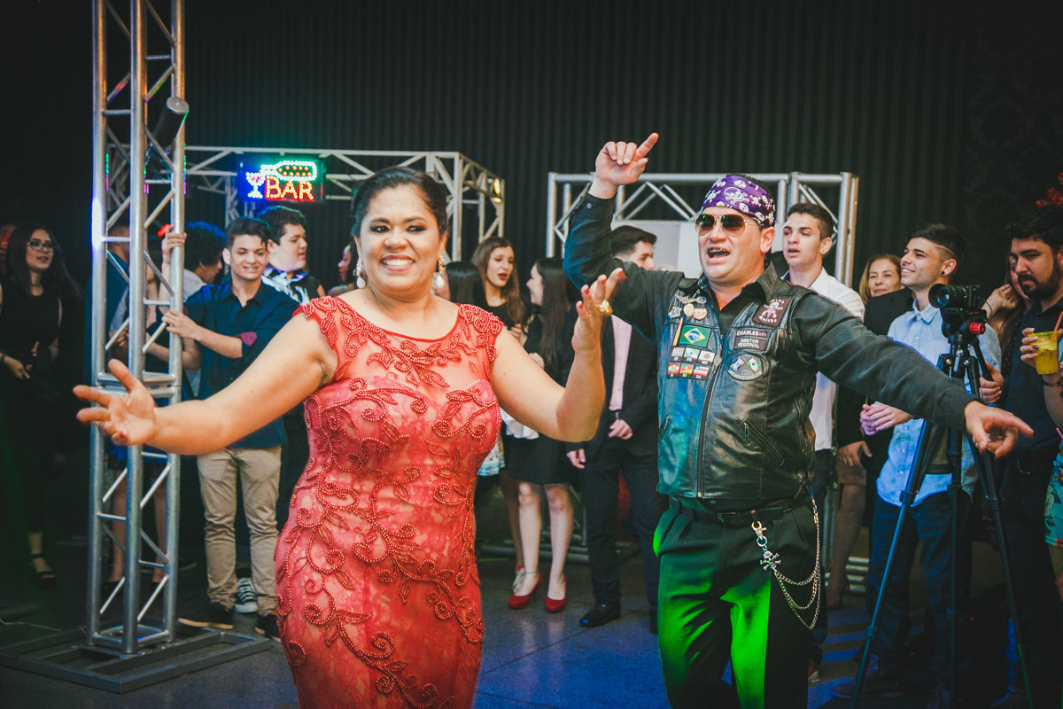 Os pais Charles e Evelise, dançam no aniversário de sua filha Laysa