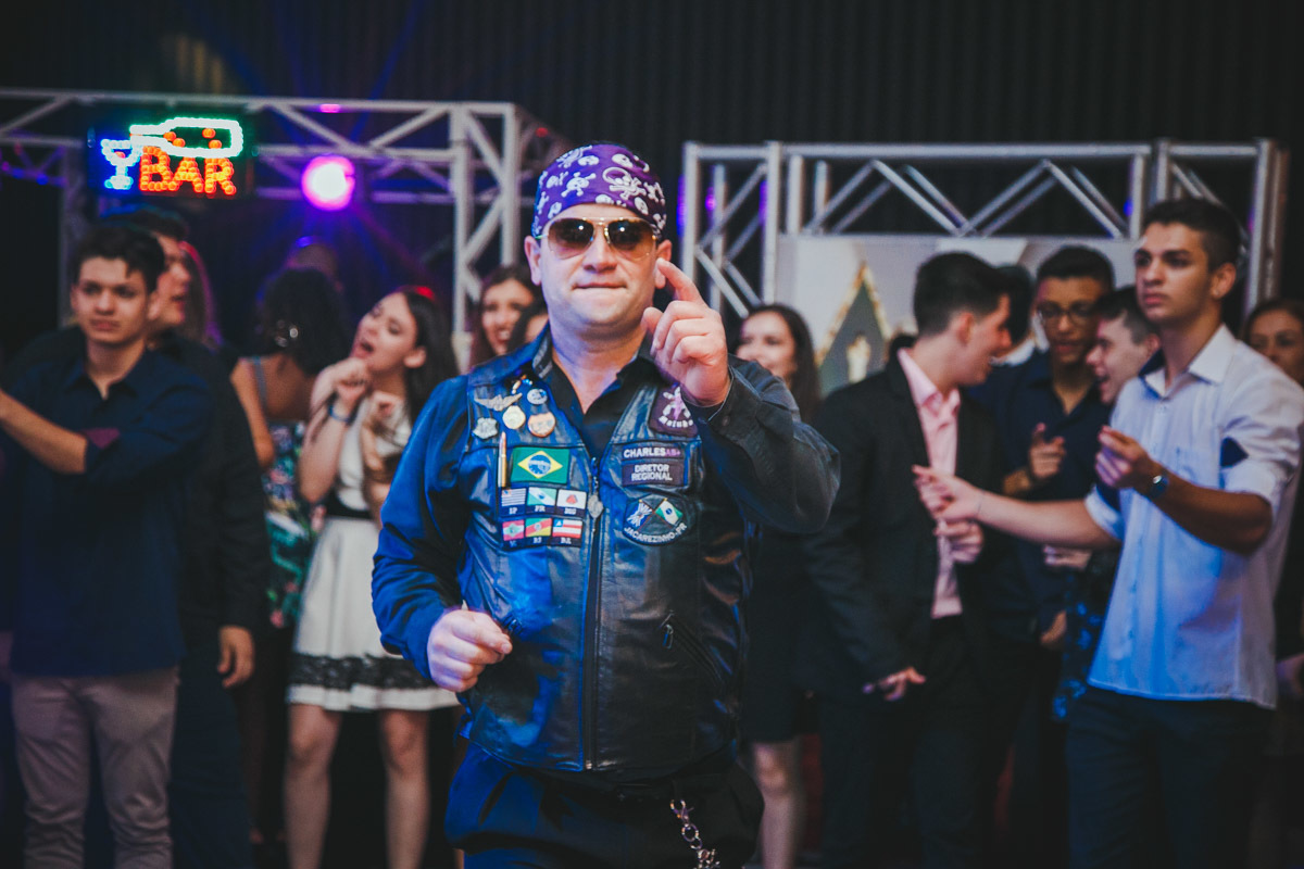 Charles do Mike maluco feliz na festa de 15 anos de sua filha Laysa