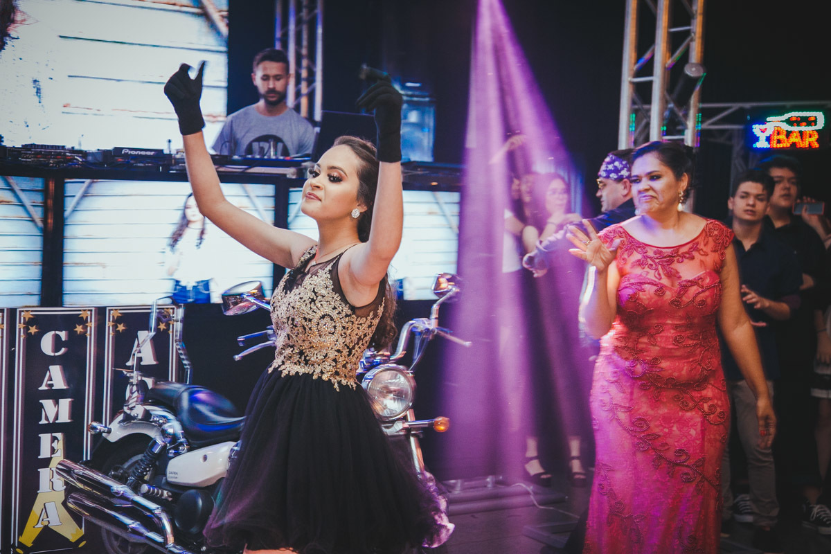 Evelise dança com sua filha Laysa