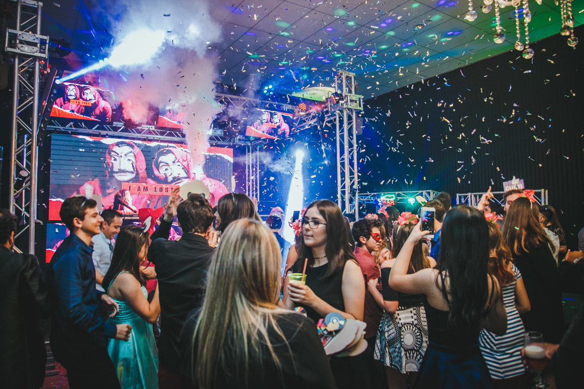 Todos dançam na balada do aniversário de 15 anos, a festa é geral