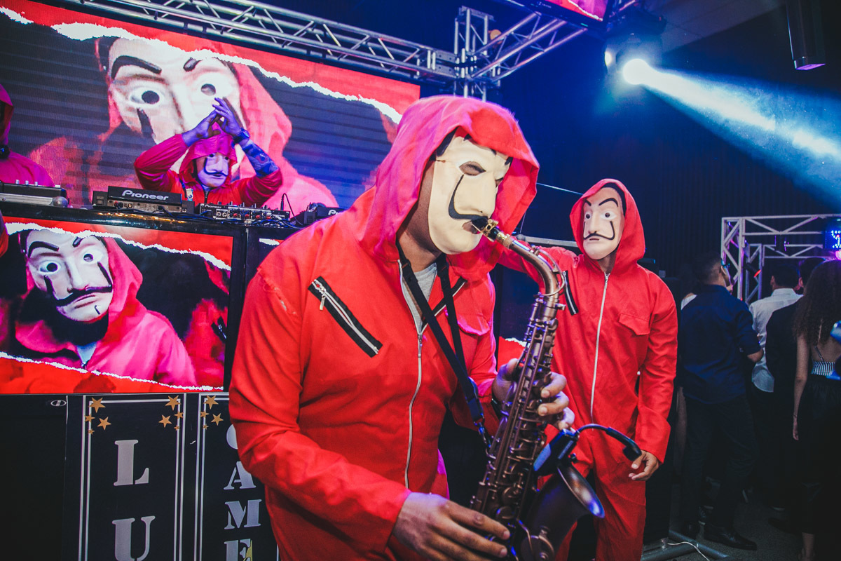 Dj toca sax, toca muito bem e anima a festa