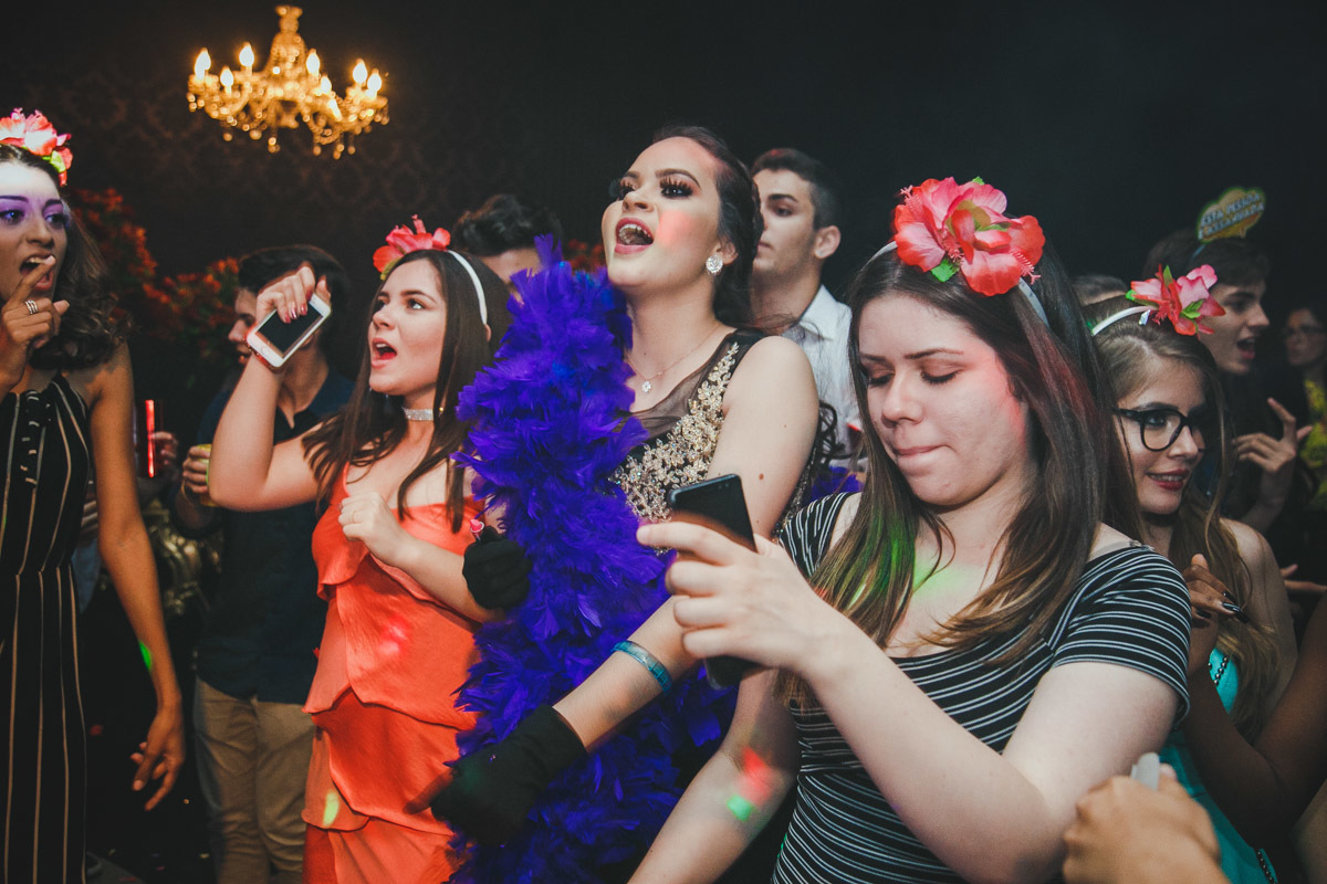 meninas cantam junto com a musica 