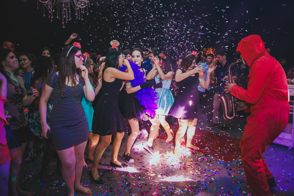 O sax faz a festa na balada do niver de 15 anos