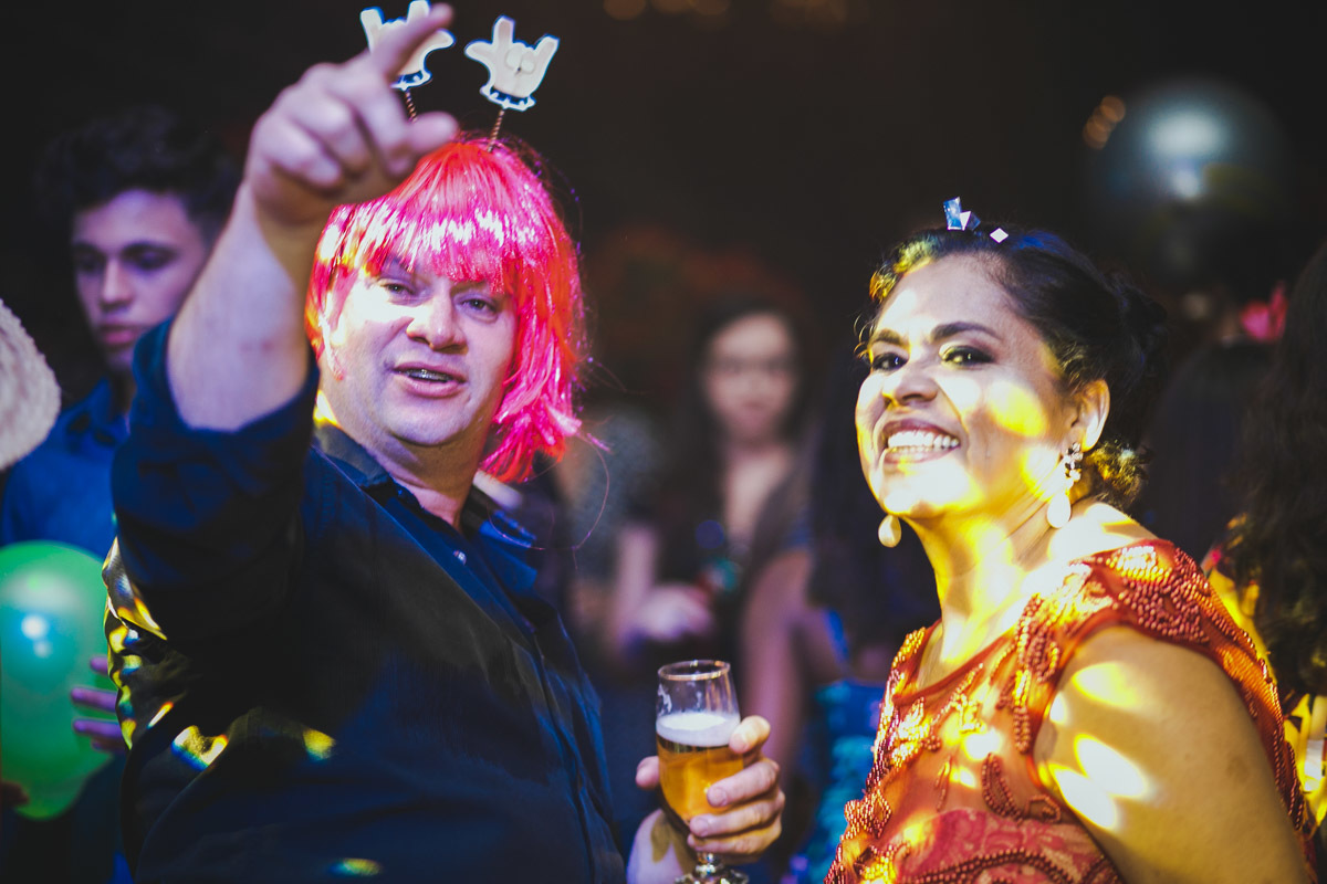 os pais entram na festa no melhor estilo