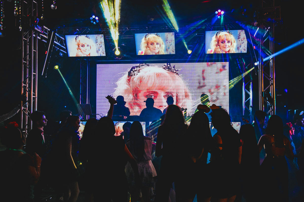 detalhe do telão, ao som de Queen