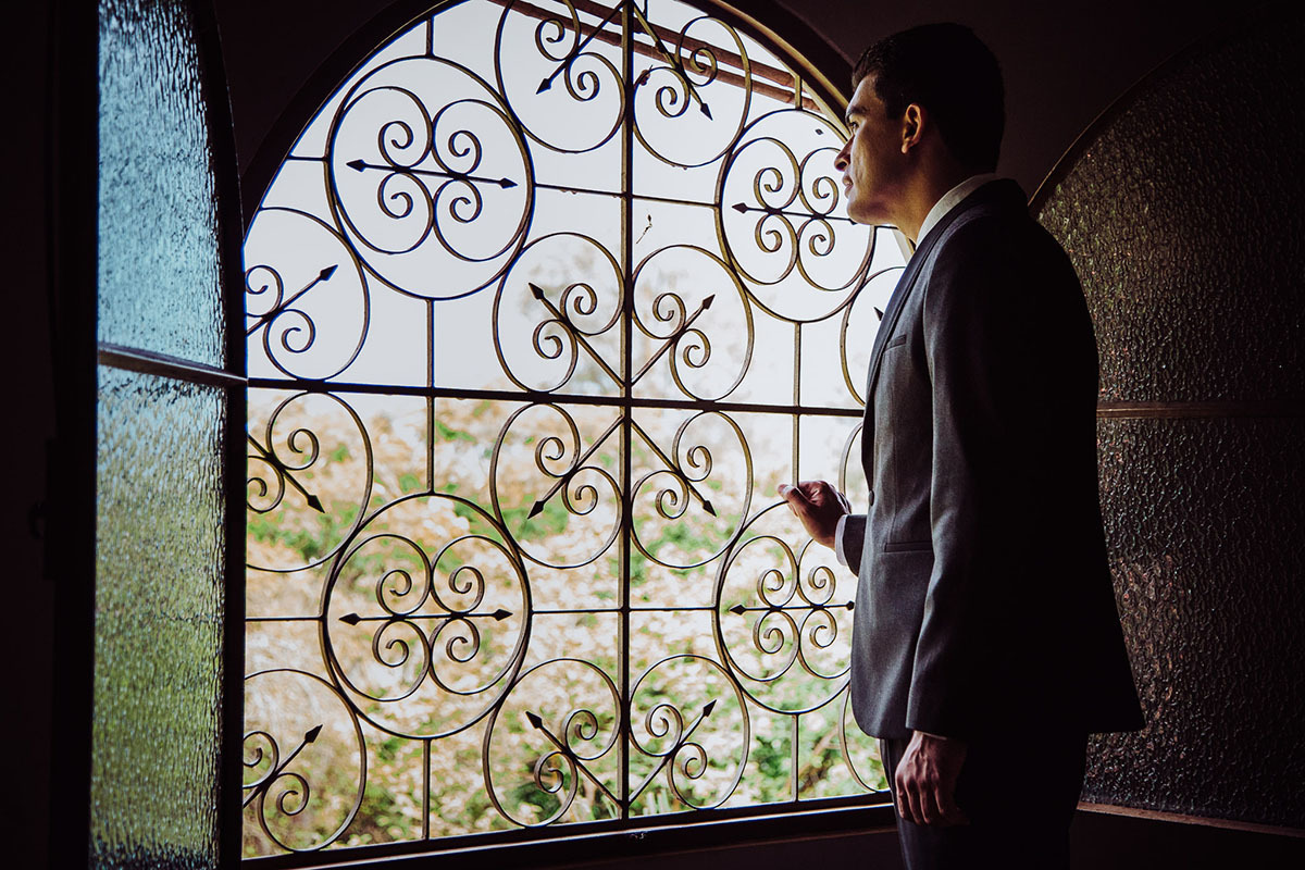 Noivo Paolo observa o tempo, minutos antes do casamento.