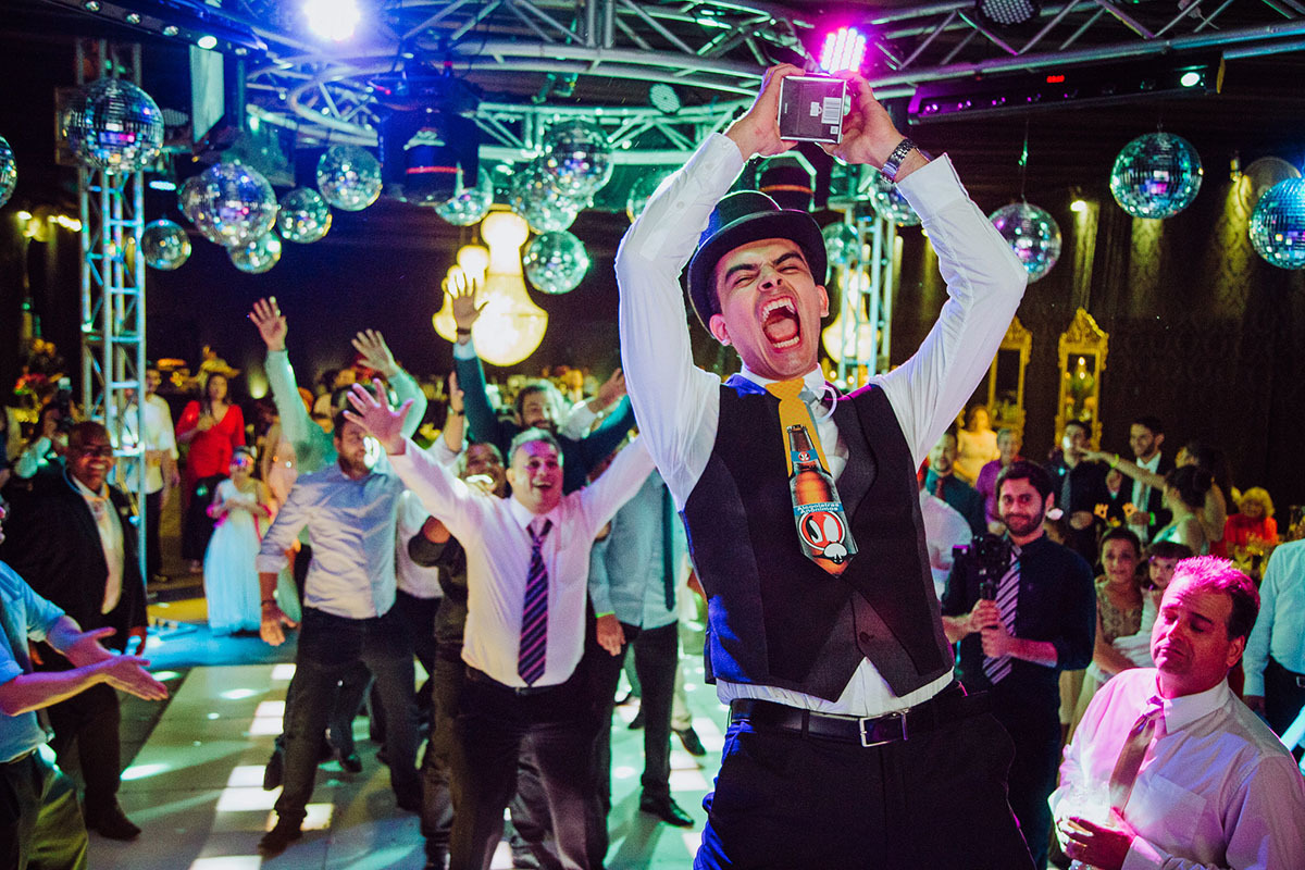 Noivo jogando a caixa de Whisk, repare na alegria dele.