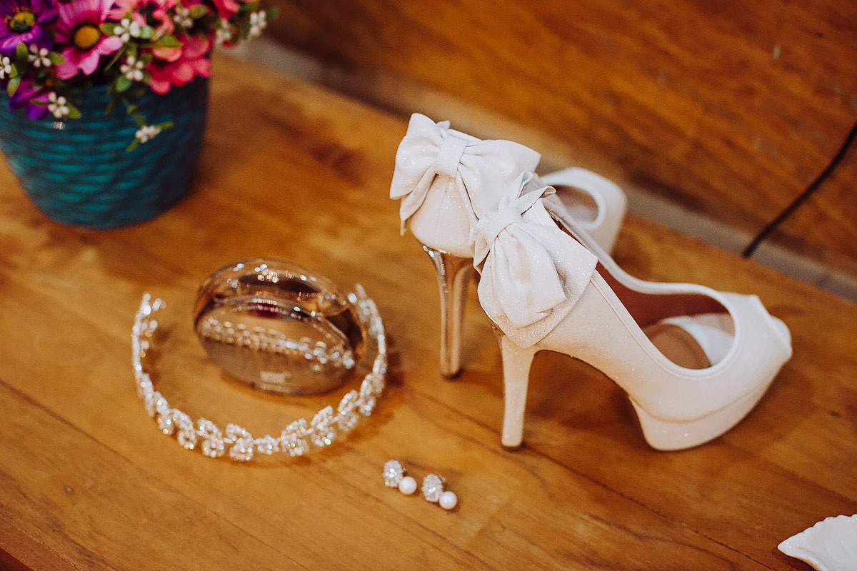 Detalhes do sapato e tiara da noiva