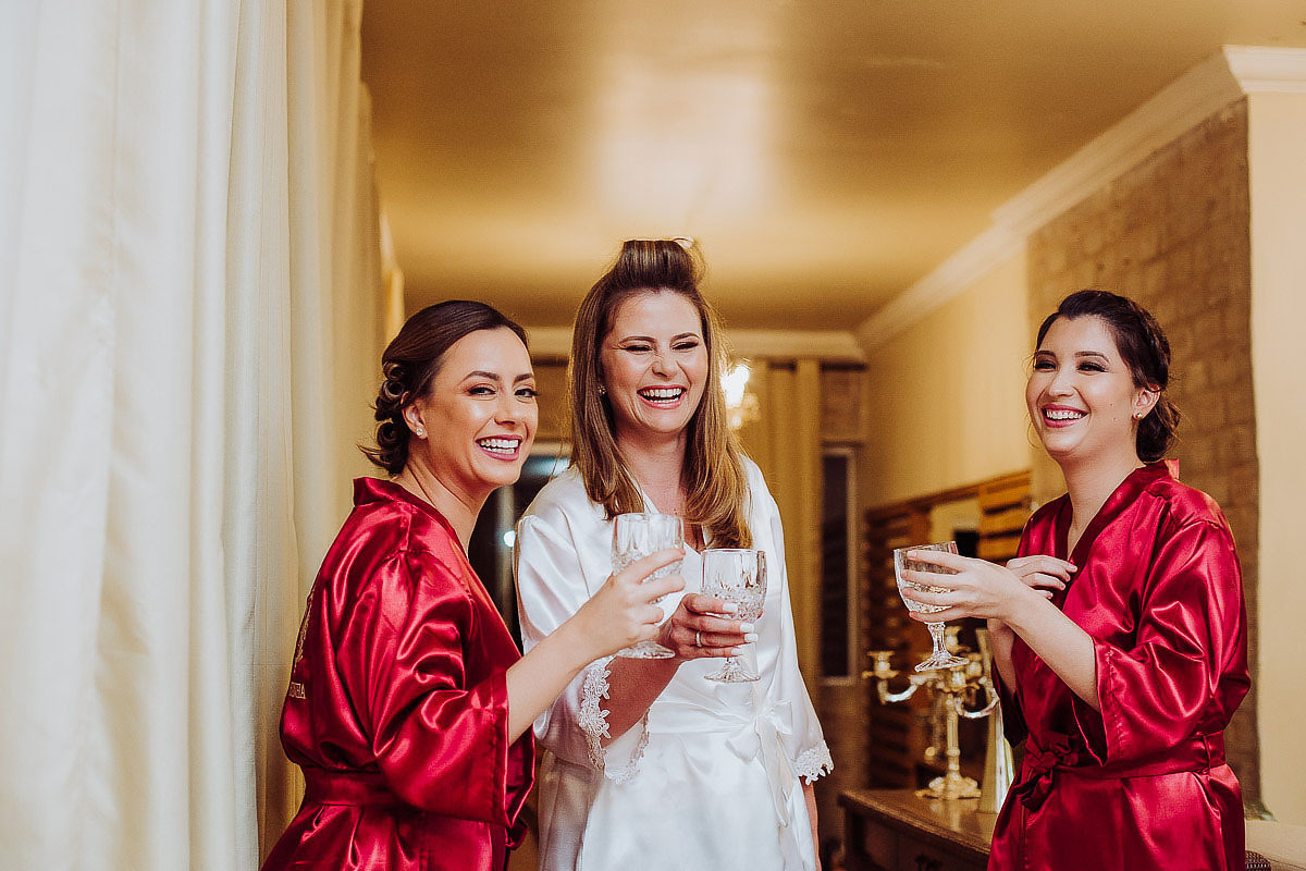 Noiva com amigas, brindando no making of
