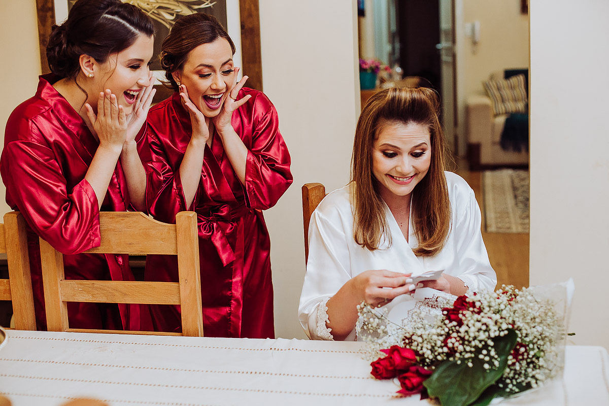 Noiva Priscila recebe um buquê de flores do noivo, madrinhas ficam maravilhadas
