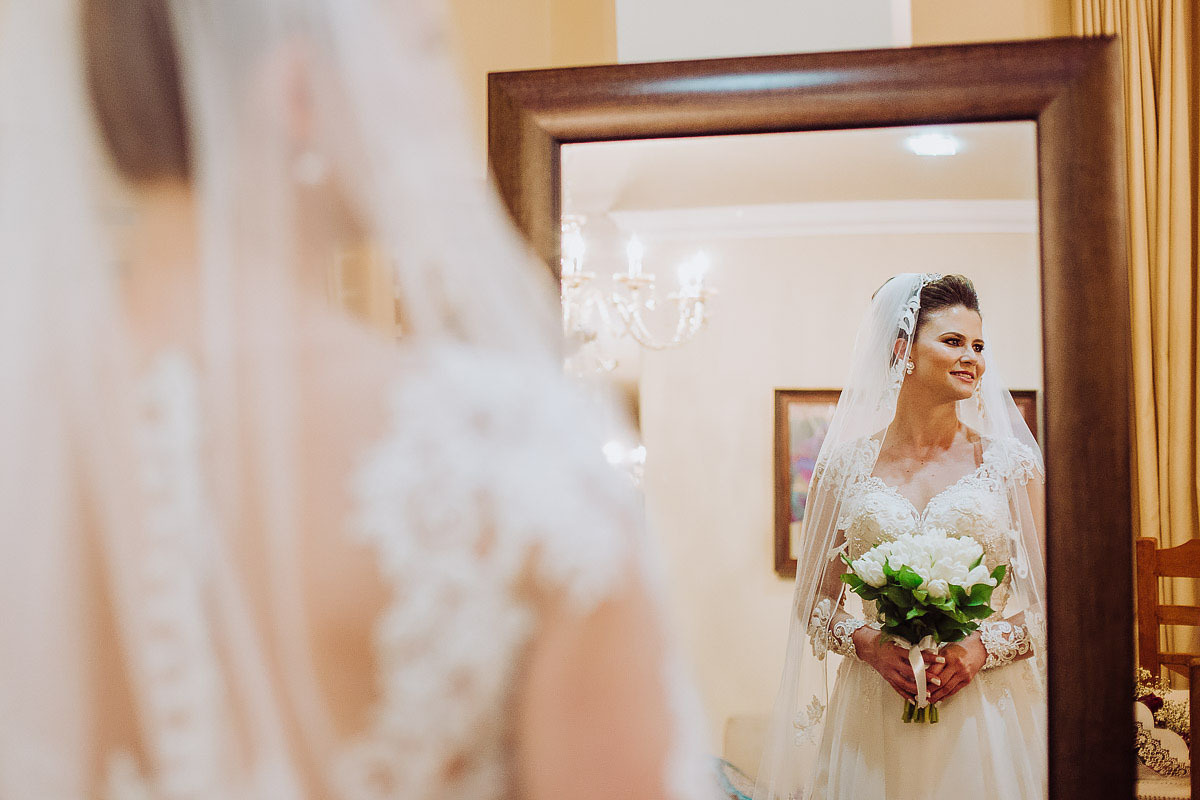 Noiva pronta para o casamento em frente ao espelho