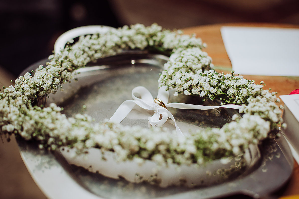 coração de flores, suporte para as alianças