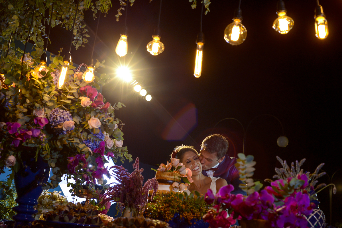 foto dos noivos no bolo
