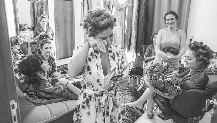 noiva recebendo buque de flores no dia do casamento