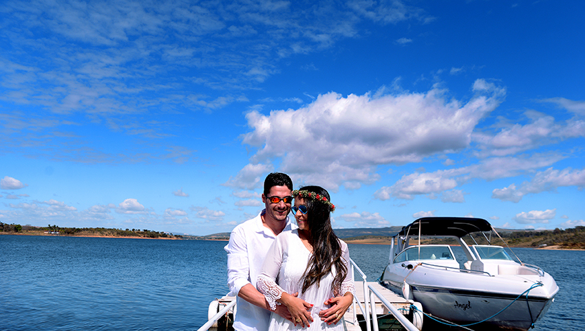 casal em sessão de fotos durante passeio de lancha em capitólio MG conta com belas fotografias de André Monteiro