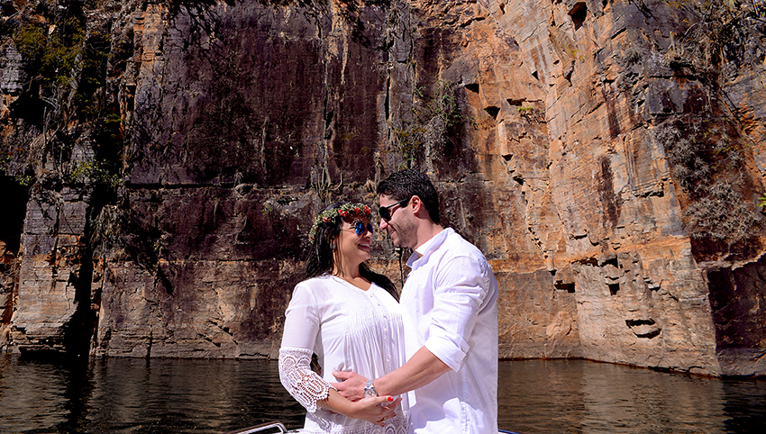 paredões de pedra em capitólio fazem com que o pré wedding de Paula e Osmar fique ainda mais lindo visto pelas lentes de (fotografia André Monteiro)