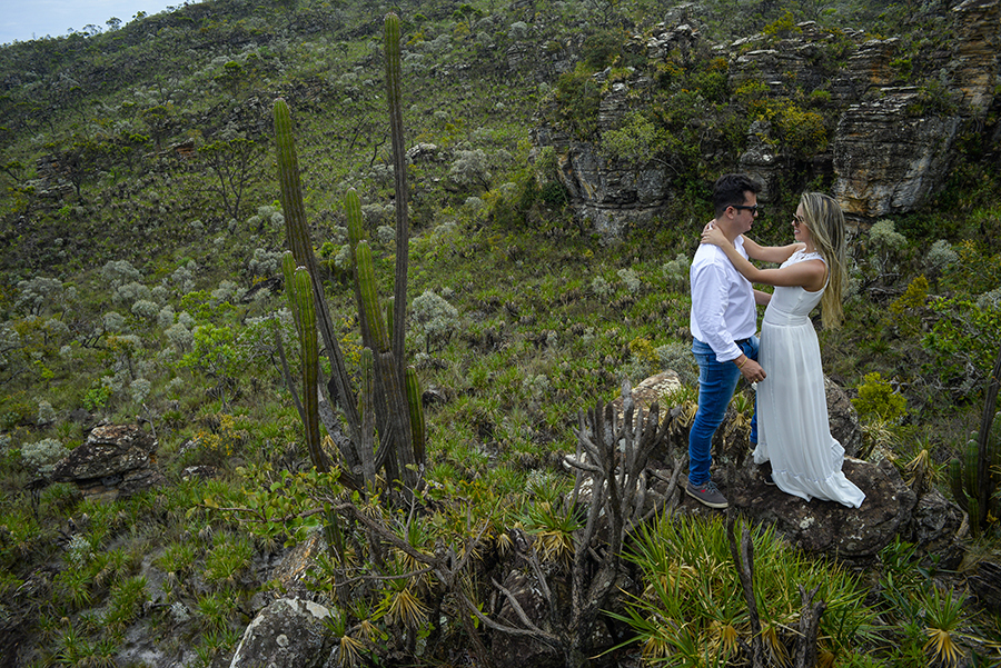 fotografia do pré wedding de Leandra e Neto em um vale na serra da canastra fotos feitas pelo fotografo André Monteiro