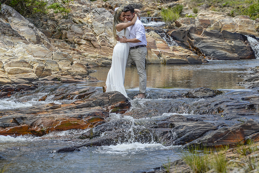 casal romântico em cachoeira Delfinópolis MG (fotografia André Monteiro)