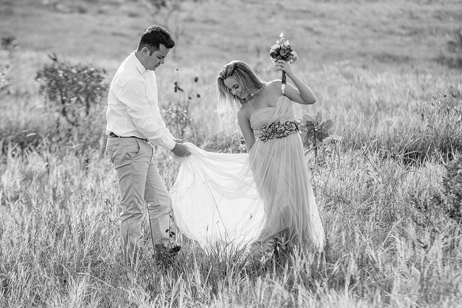 noivo e noiva no campo um pré wedding lindo feitos por (fotografia andré monteiro)
