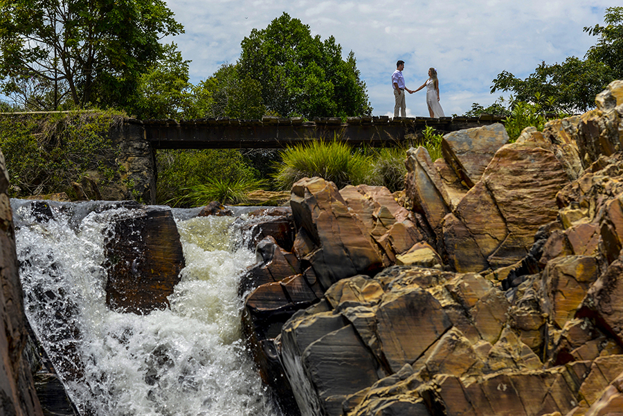 Lindas quedas d'água em Delfinópolis MG fizeram com que as fotos do pré wedding de Leandra e Neto ficassem ainda mais belas. pelas lentes do fotografo André Monteiro de Barretos SP.