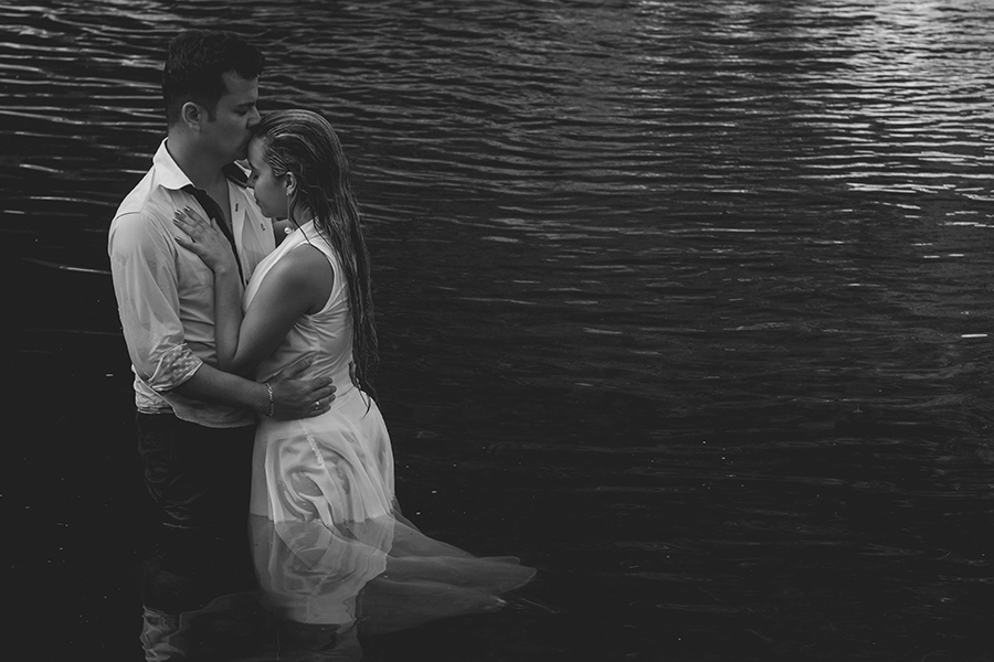 casal em cachoeira na serra da canastra ilustra belíssimas imagens feitas por (fotografia André Monteiro) 