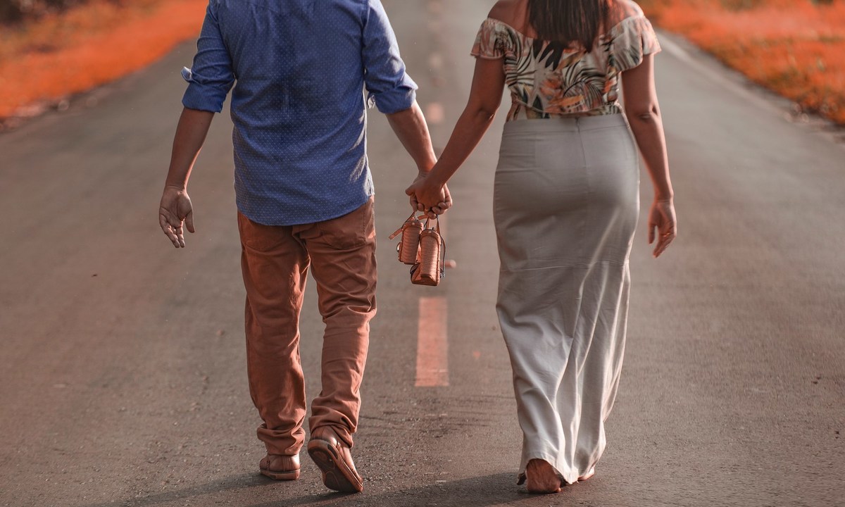 Casal caminhando na rodovia em sessão de fotos feita pelo fotografo André Monteiro