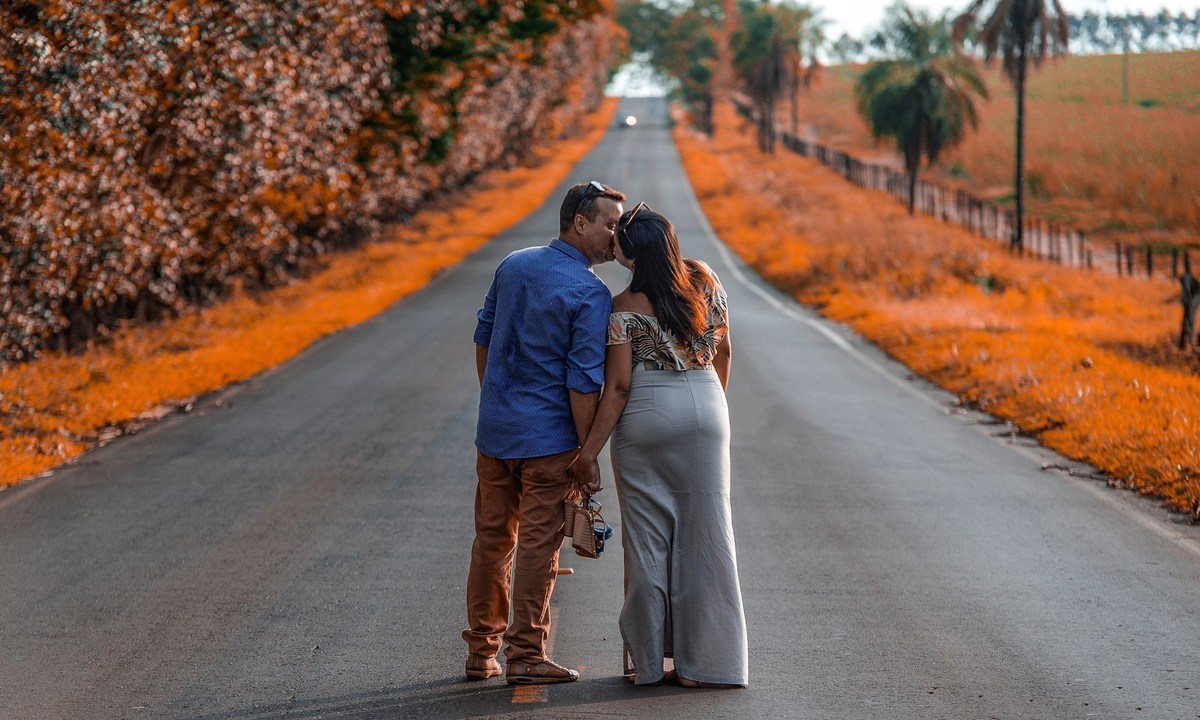 Casal se beija no meio da rodovia e posa para fotos de André Monteiro 