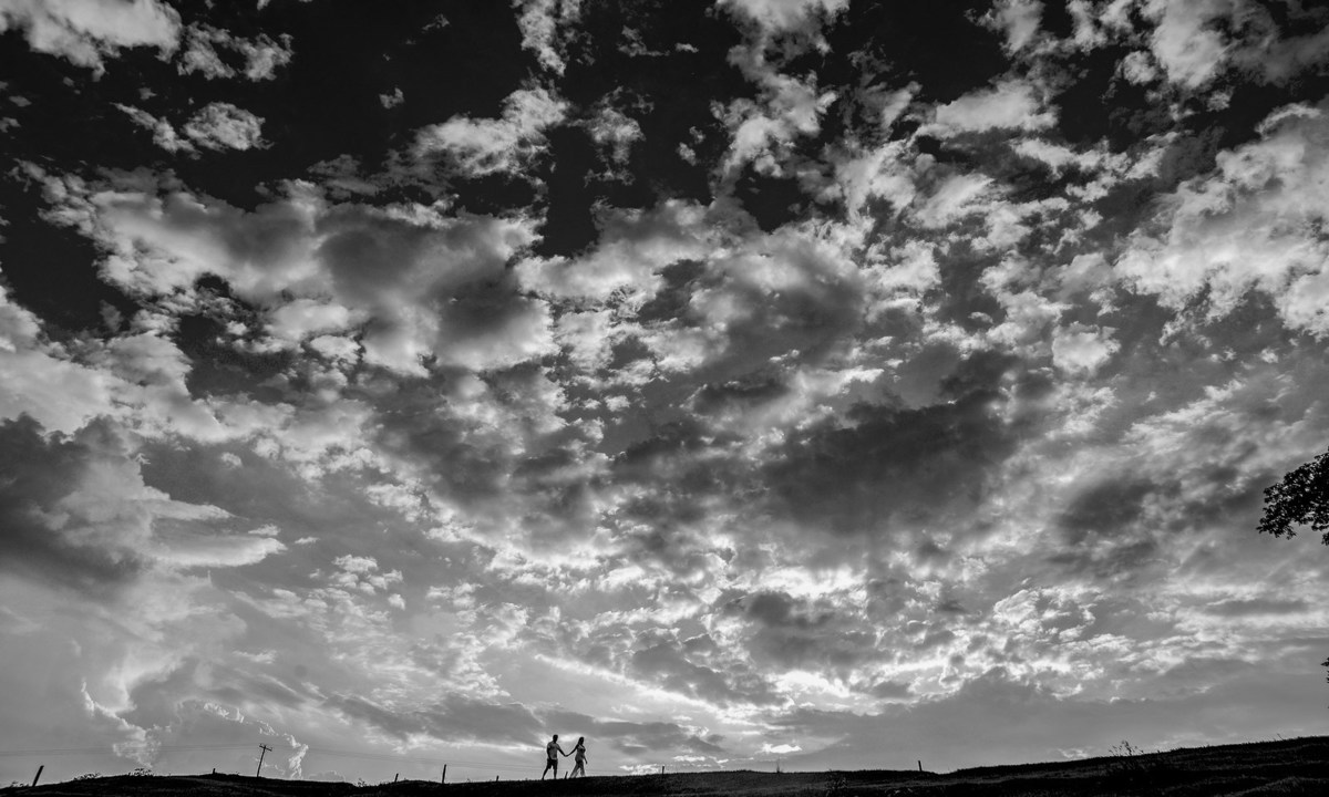 fotografia preto e branca de casal em montanha  (Fotografia André Monteiro)