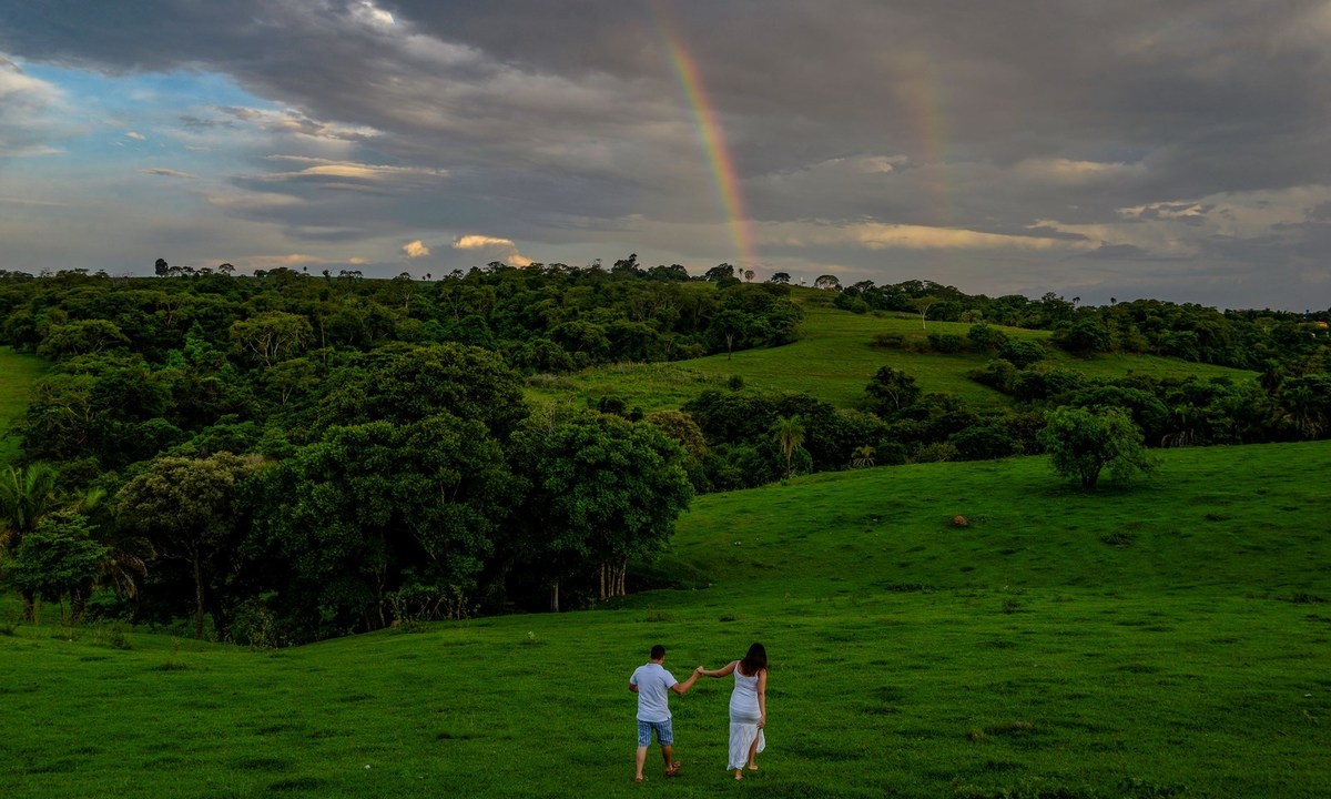 Isabelle e Diego no campo durante sessão de fotos com arco-iris (fotografia André Monteiro)