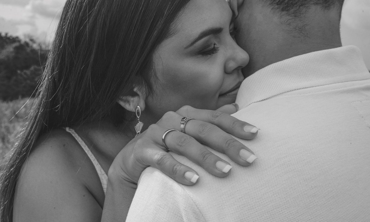 abraço gostoso de noivos Isabelle e Diego (Fotos André Monteiro)