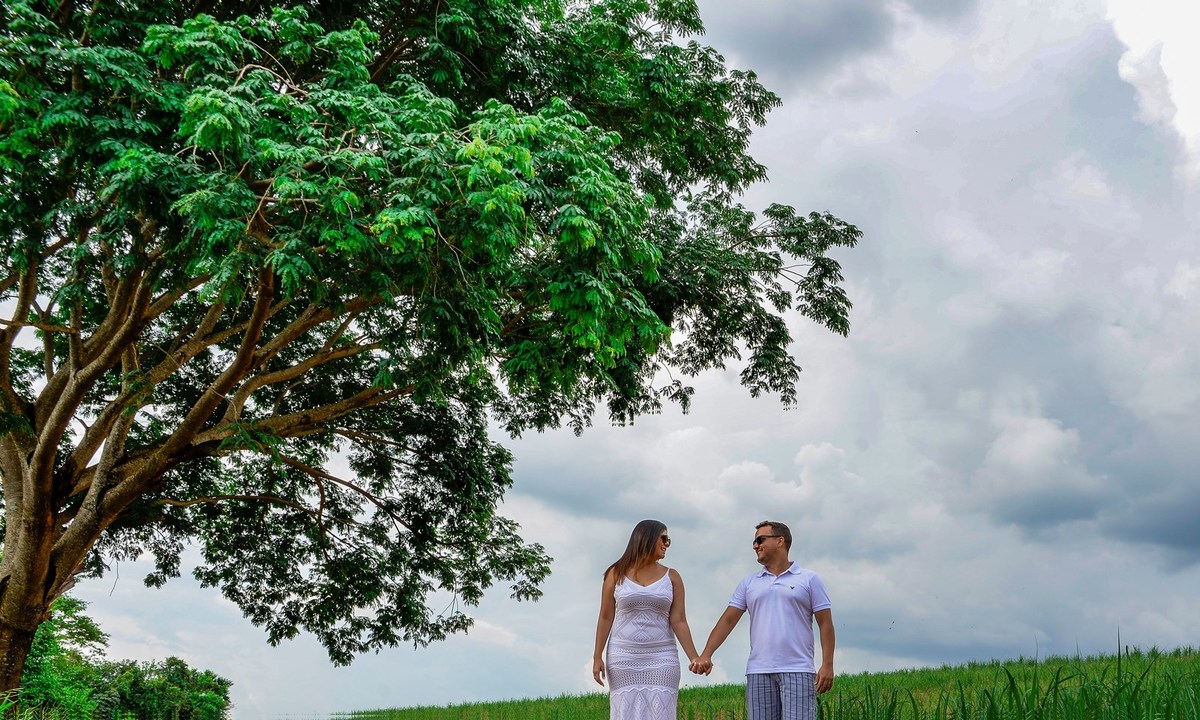 A escolha das roupas brancas durante o pré wedding de Isabelle e Diego trouxe ainda mais beleza para as fotografia feitas por André Monteiro