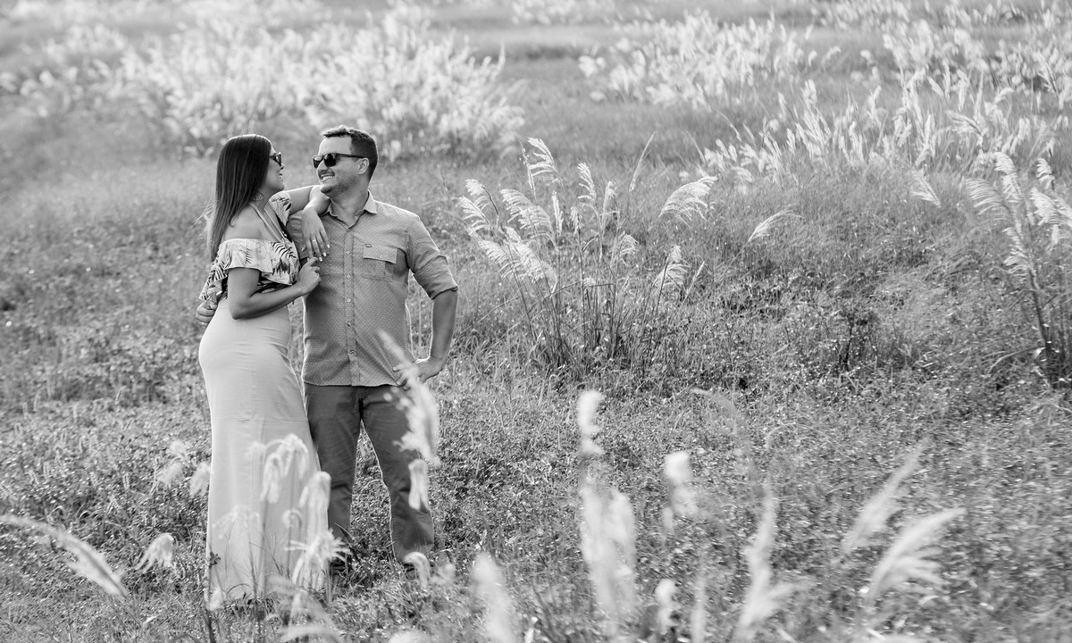 Um foto do pré wedding de Isabelle e Diego em preto e branco no campo  é maravilhoso (fotografia André Monteiro)