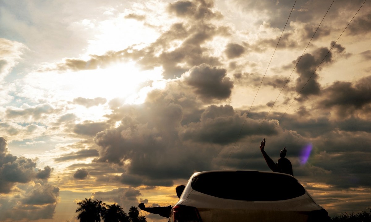Durante a sessão de fotos o casal até mesmo no carro se divertia e o fotografo André Monteiro eternizava tudo em suas lentes